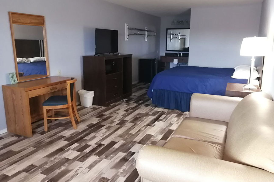 King Room Disability Access at Hotel Rooms in Crystal City TX featuring accessible accommodations, sofa sleeper, refrigerator, microwave, and guest amenities at Riata Inn