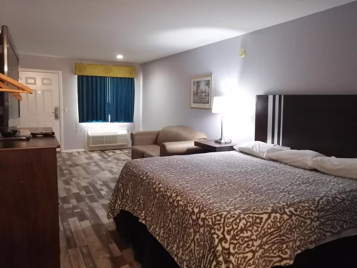 Comfortable Hotel Rooms in Crystal City TX at Riata Inn featuring a spacious guest room with modern amenities